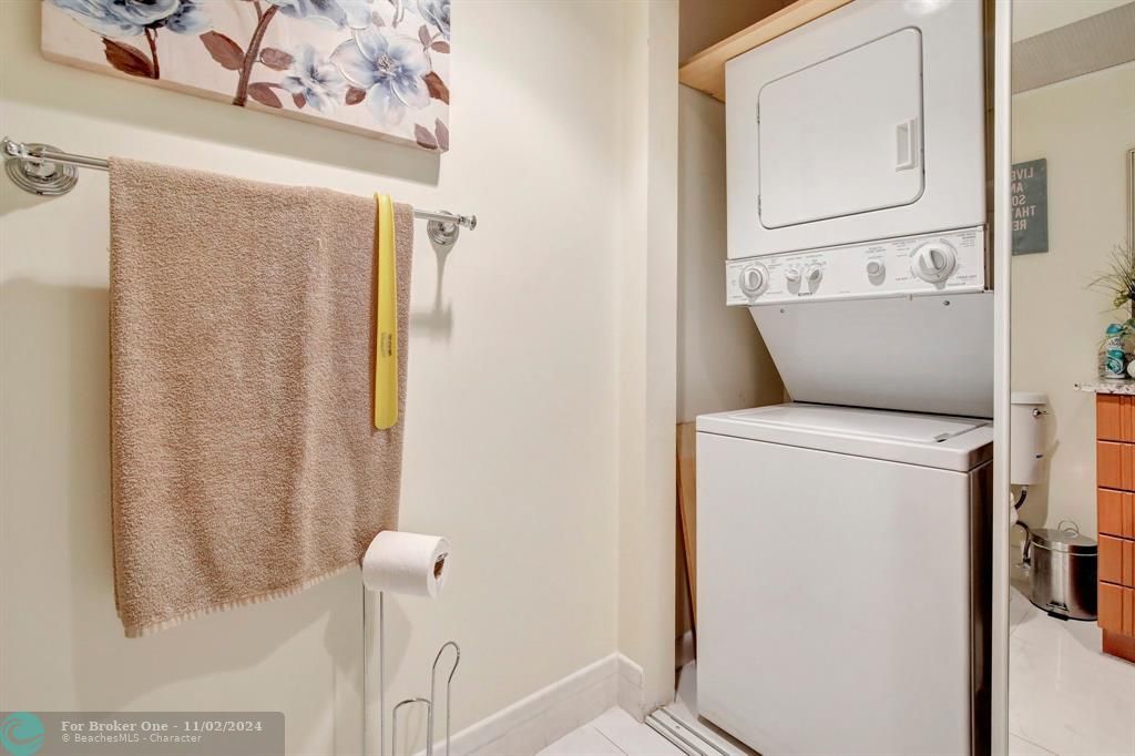 For Sale: $205,000 (1 beds, 1 baths, 1046 Square Feet)