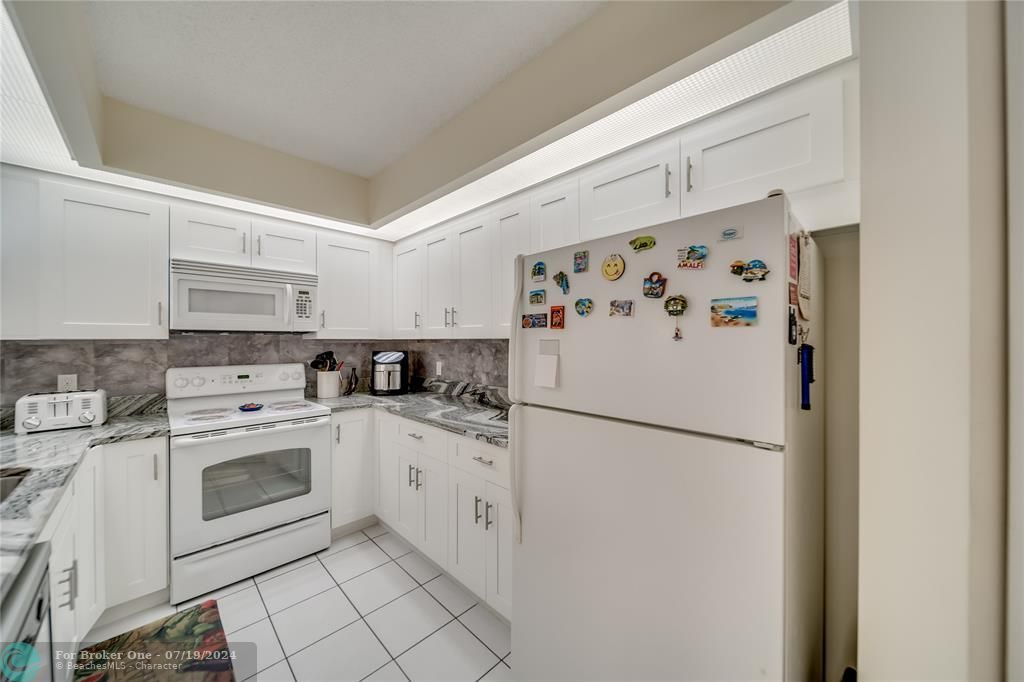 For Sale: $205,000 (1 beds, 1 baths, 1046 Square Feet)