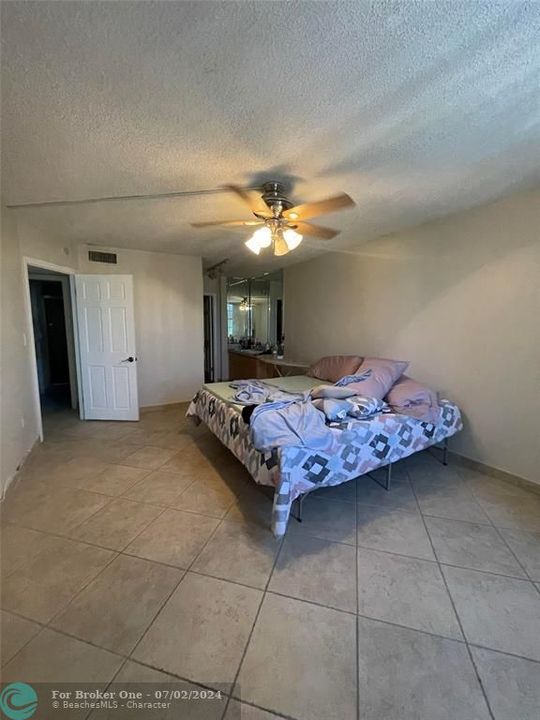 For Sale: $349,999 (2 beds, 2 baths, 1220 Square Feet)