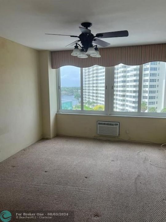 For Sale: $209,000 (1 beds, 1 baths, 781 Square Feet)