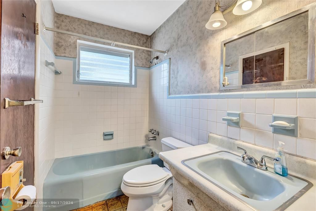 For Sale: $375,000 (2 beds, 1 baths, 1371 Square Feet)