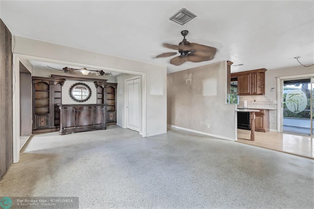 Active With Contract: $375,000 (2 beds, 1 baths, 1371 Square Feet)