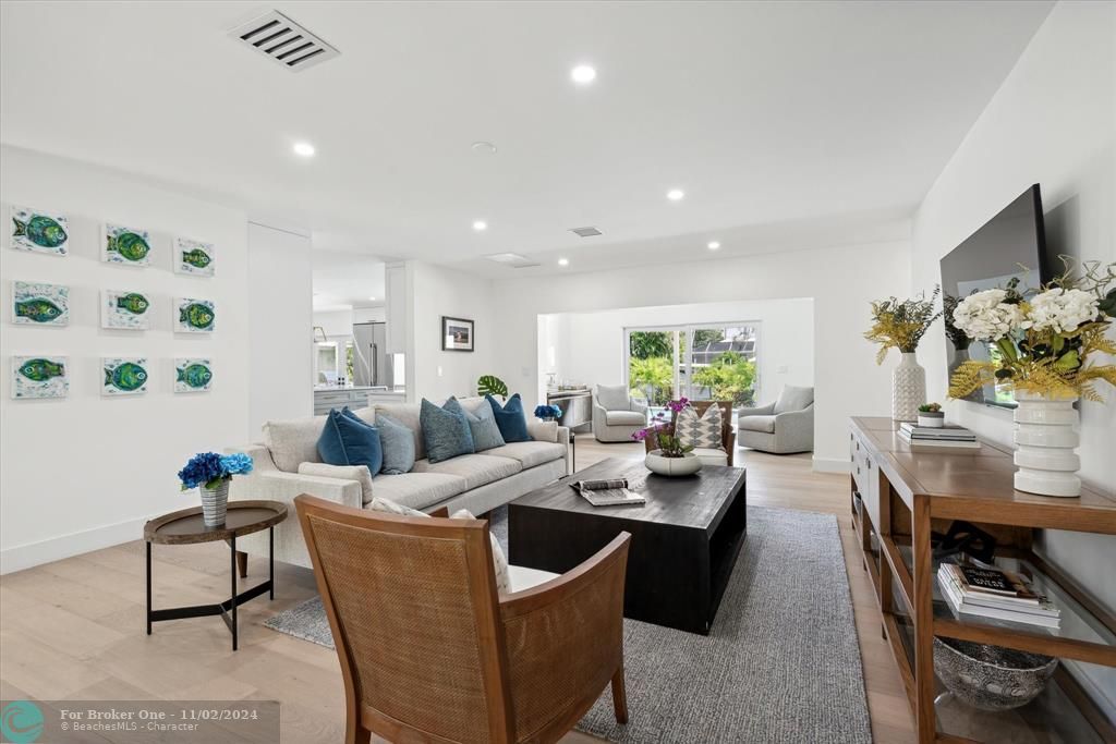 Active With Contract: $3,299,000 (5 beds, 4 baths, 3007 Square Feet)