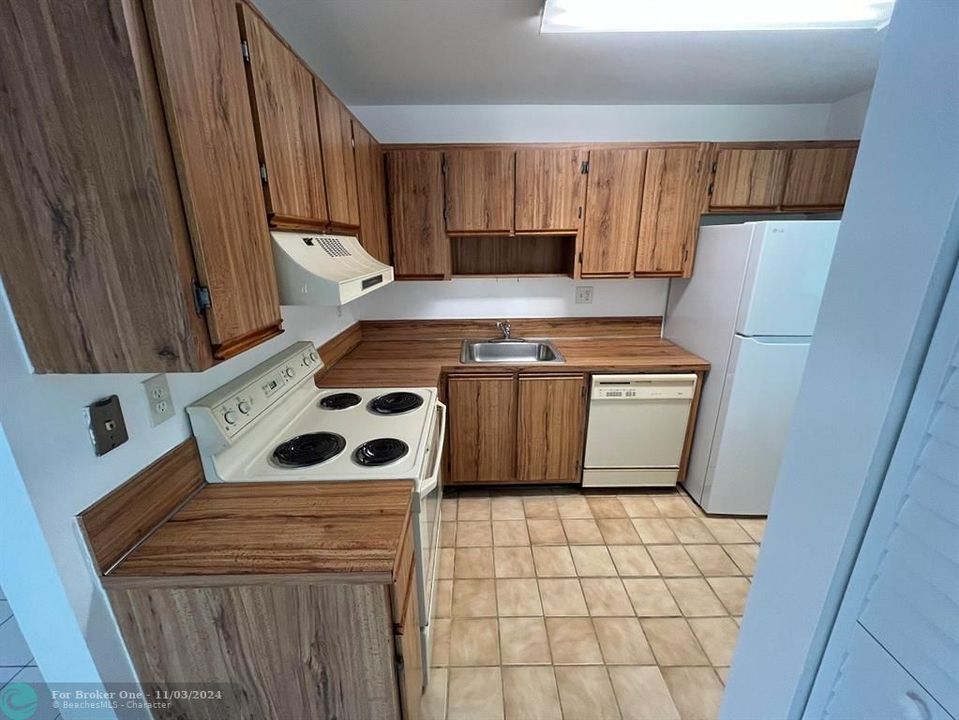 For Rent: $1,950 (2 beds, 1 baths, 880 Square Feet)