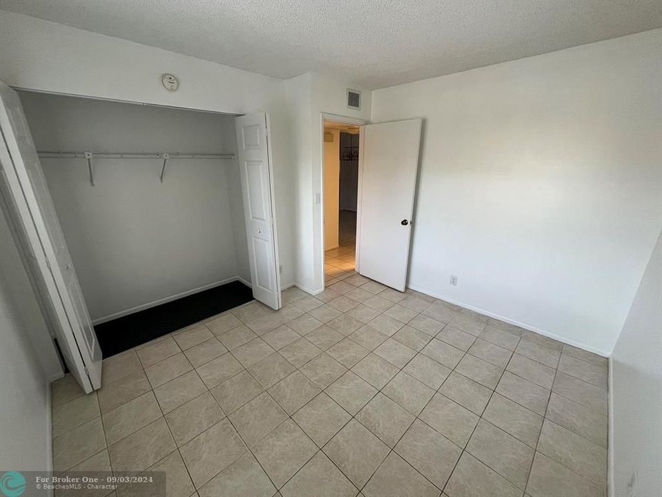 For Rent: $1,950 (2 beds, 1 baths, 880 Square Feet)