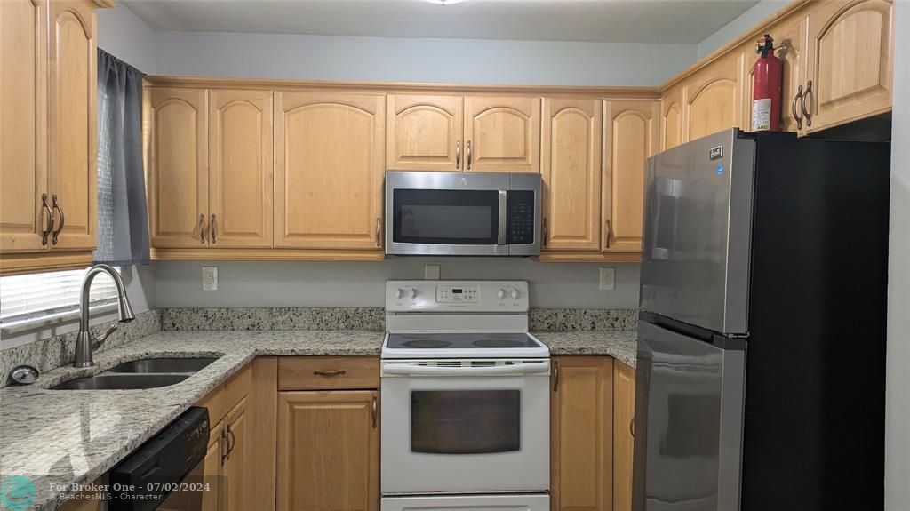 For Sale: $1,600 (1 beds, 1 baths, 800 Square Feet)