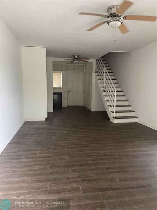 For Rent: $2,000 (1 beds, 1 baths, 907 Square Feet)