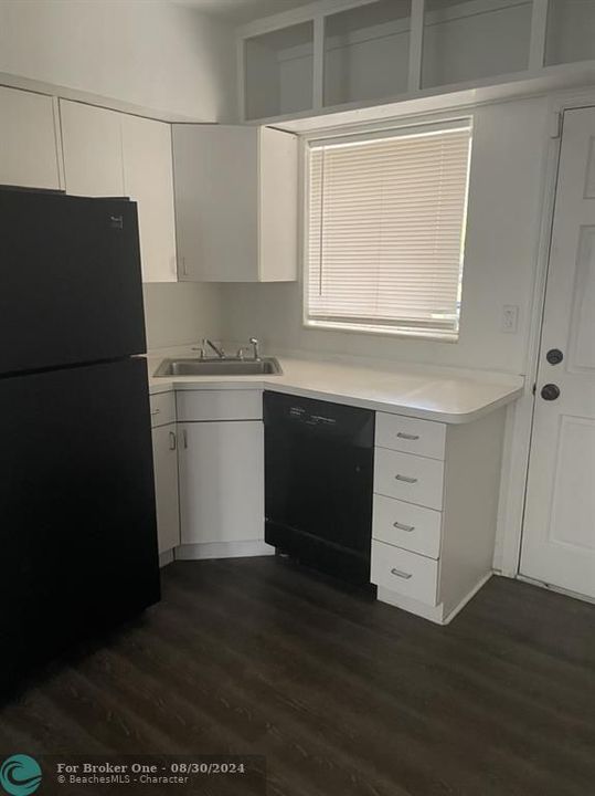 For Rent: $2,000 (1 beds, 1 baths, 907 Square Feet)