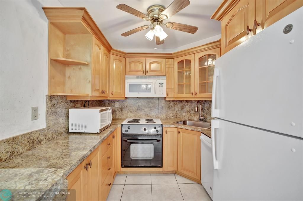 For Sale: $160,000 (1 beds, 1 baths, 644 Square Feet)