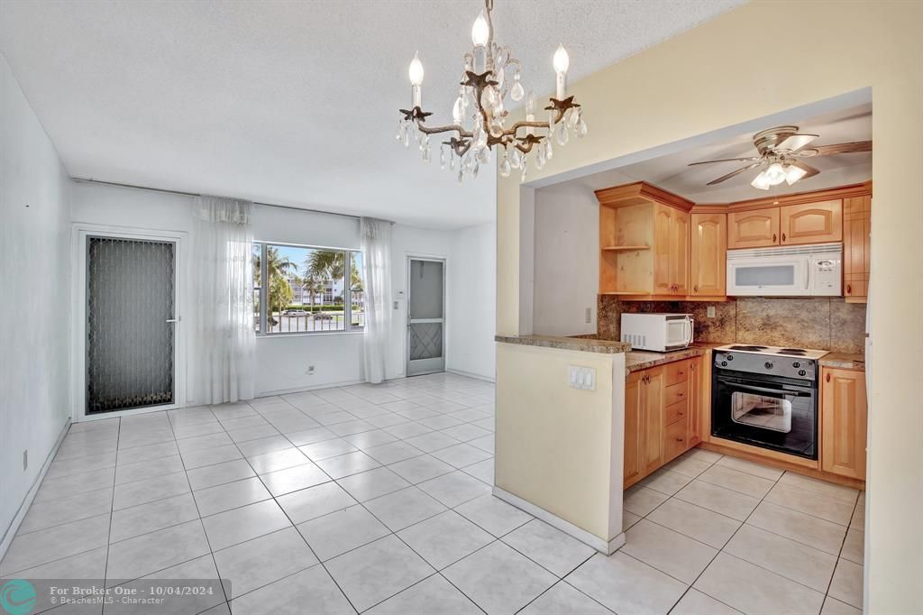 For Sale: $160,000 (1 beds, 1 baths, 644 Square Feet)