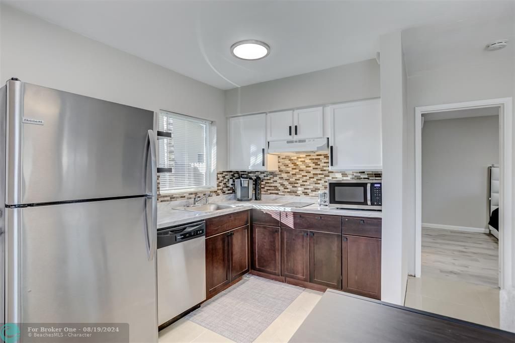 For Sale: $2,150 (1 beds, 1 baths, 621 Square Feet)