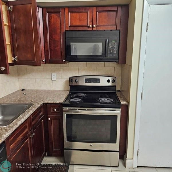 For Rent: $1,900 (2 beds, 2 baths, 972 Square Feet)