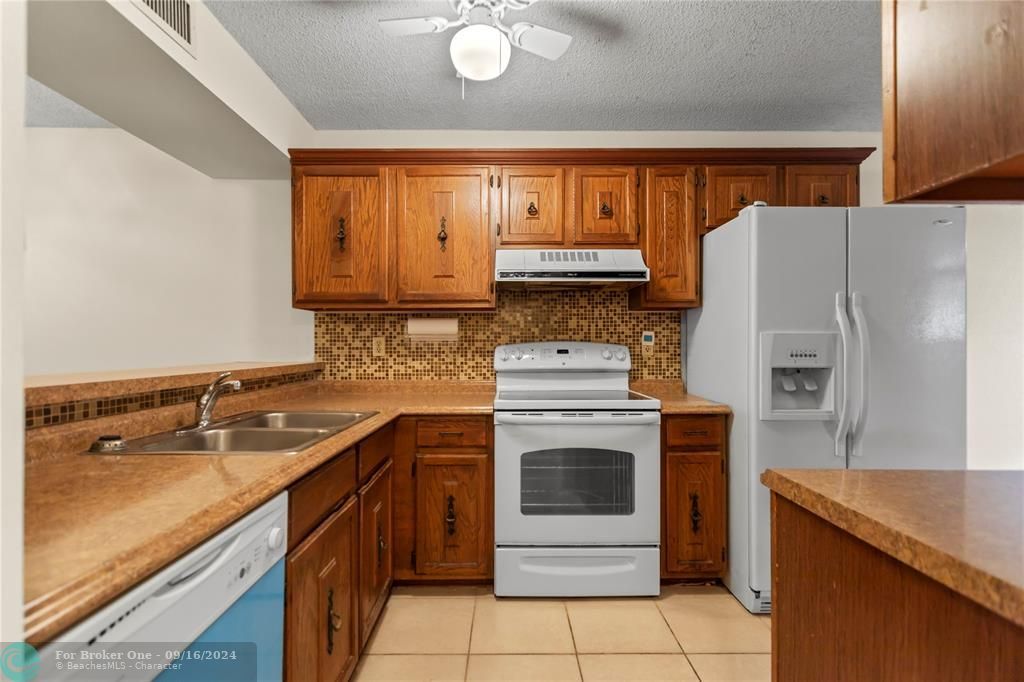 For Sale: $199,000 (2 beds, 2 baths, 1090 Square Feet)