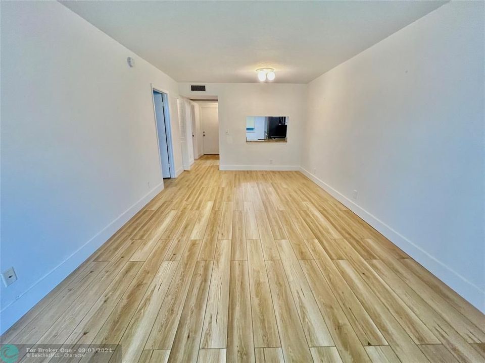 For Rent: $1,950 (1 beds, 1 baths, 870 Square Feet)