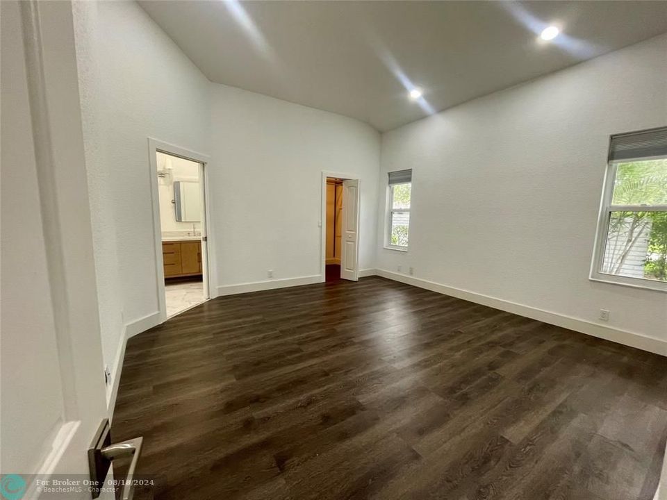 Active With Contract: $3,800 (3 beds, 2 baths, 1643 Square Feet)