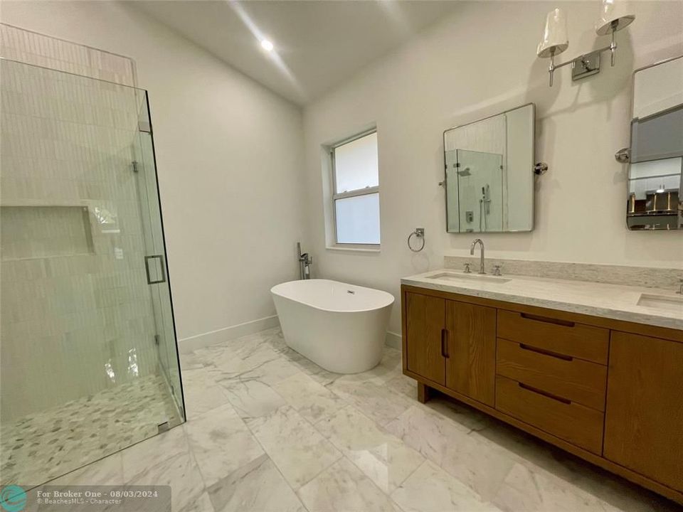 合同活跃: $3,800 (3 贝兹, 2 浴室, 1643 平方英尺)