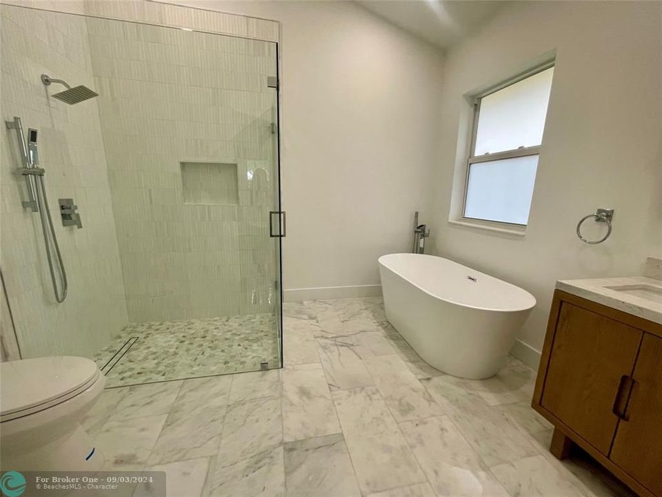 Active With Contract: $3,800 (3 beds, 2 baths, 1643 Square Feet)