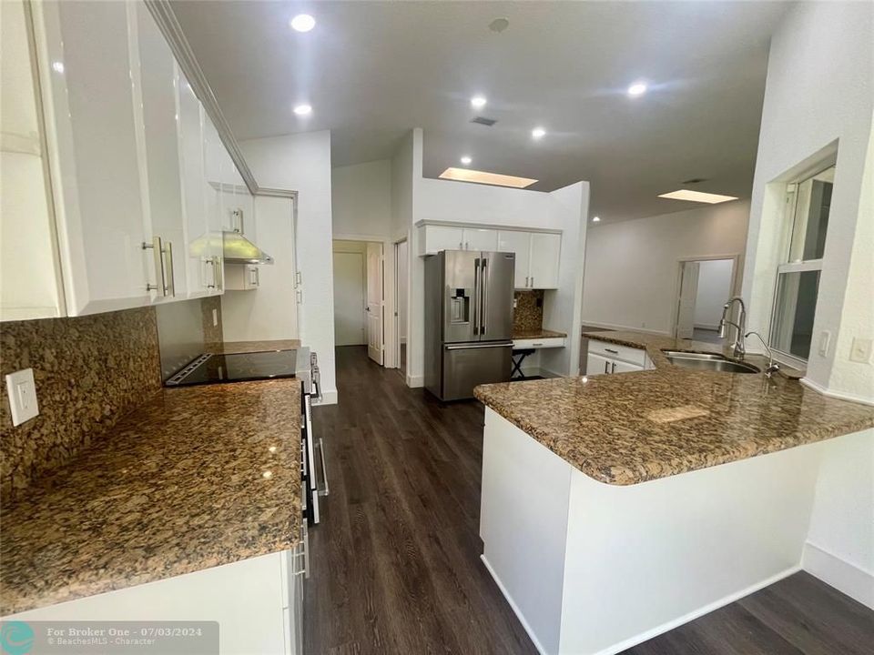 Active With Contract: $3,800 (3 beds, 2 baths, 1643 Square Feet)