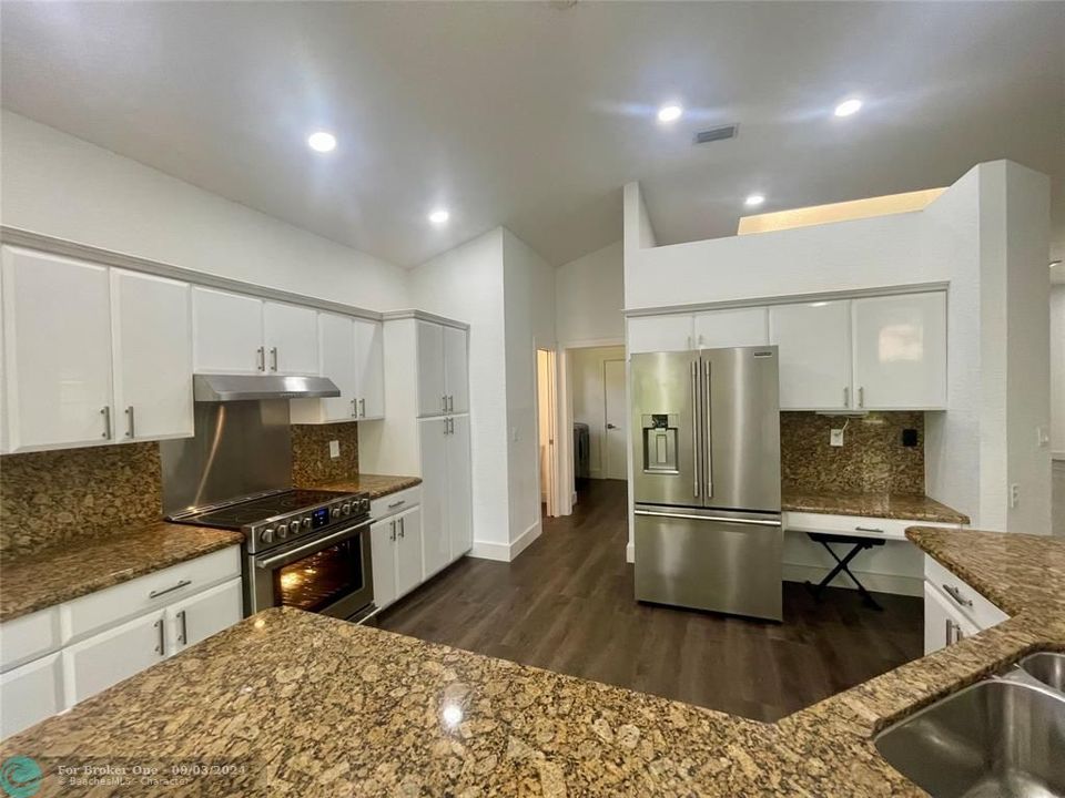 Active With Contract: $3,800 (3 beds, 2 baths, 1643 Square Feet)