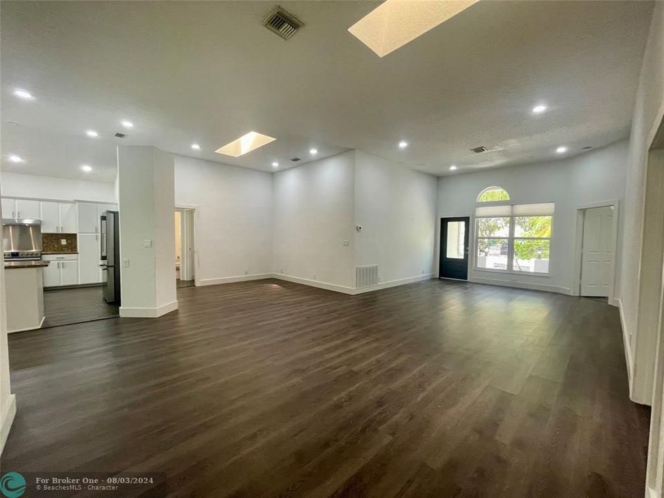 Active With Contract: $3,800 (3 beds, 2 baths, 1643 Square Feet)