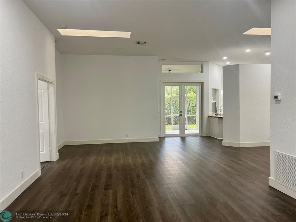 Active With Contract: $3,800 (3 beds, 2 baths, 1643 Square Feet)