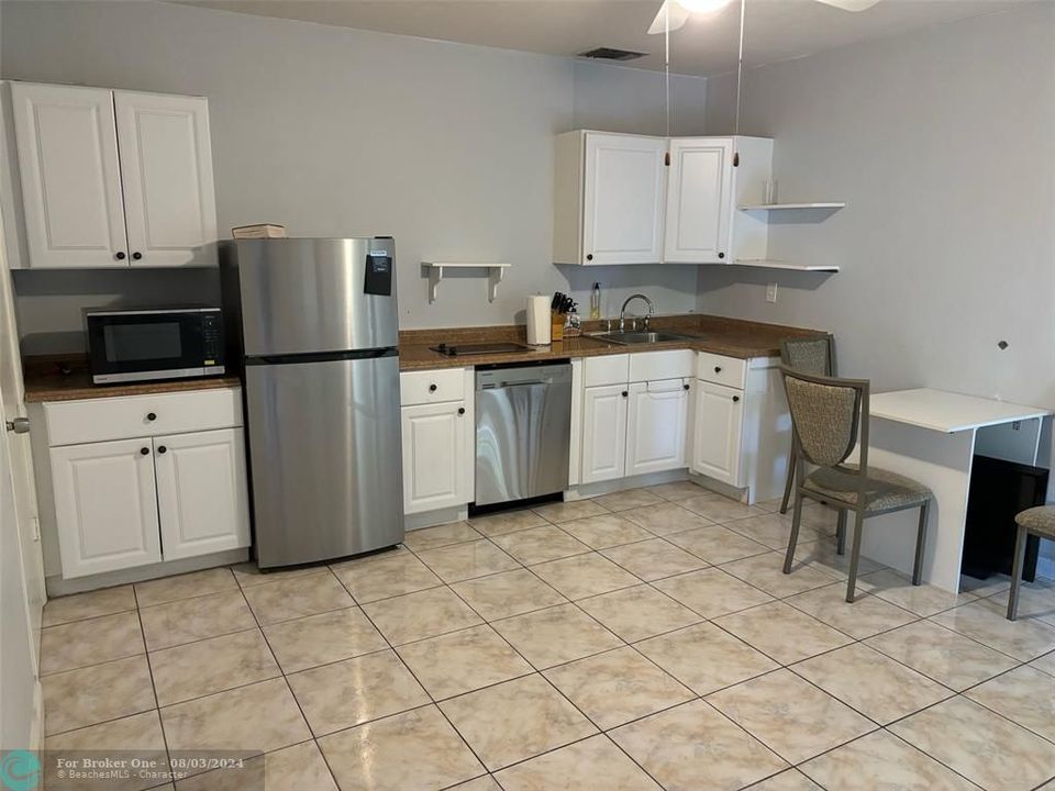 For Sale: $1,575 (1 beds, 1 baths, 600 Square Feet)