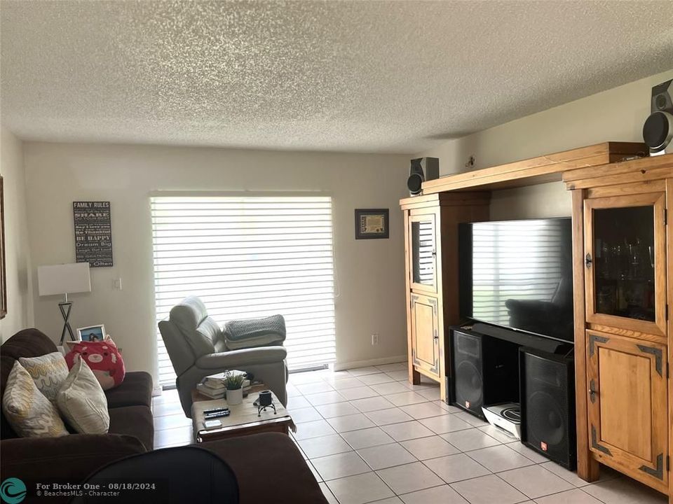 For Rent: $2,350 (2 beds, 2 baths, 858 Square Feet)