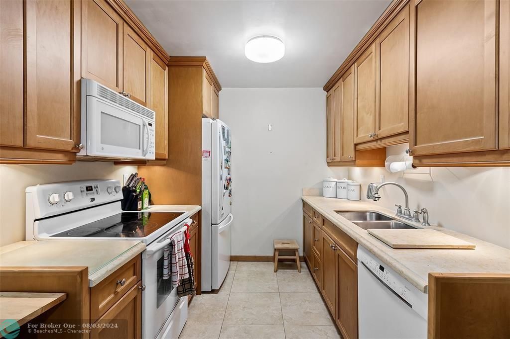 For Rent: $1,900 (1 beds, 1 baths, 798 Square Feet)