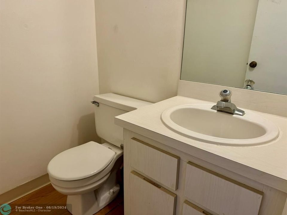 For Sale: $185,000 (1 beds, 1 baths, 620 Square Feet)