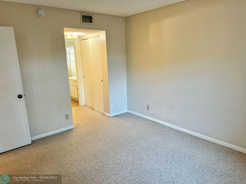 For Sale: $185,000 (1 beds, 1 baths, 620 Square Feet)