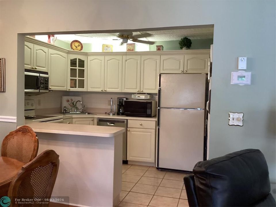 For Sale: $166,000 (2 beds, 2 baths, 929 Square Feet)