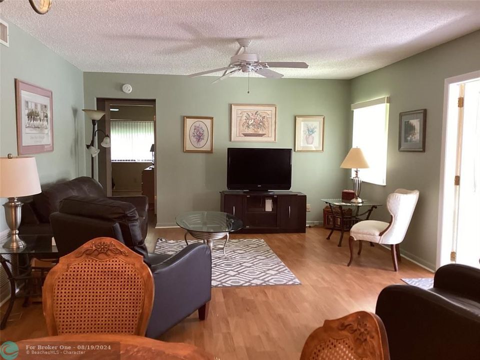 For Sale: $166,000 (2 beds, 2 baths, 929 Square Feet)