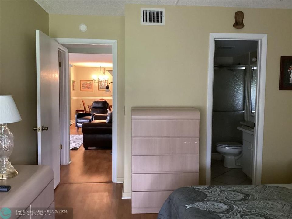 For Sale: $166,000 (2 beds, 2 baths, 929 Square Feet)