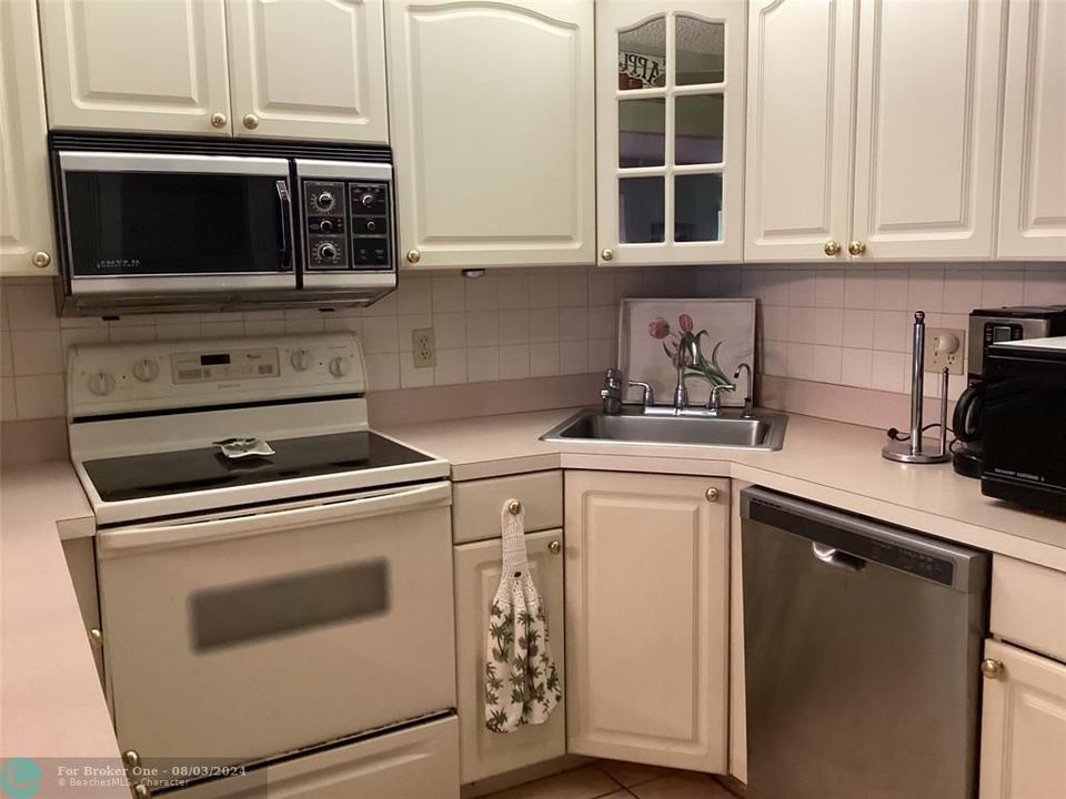 For Sale: $166,000 (2 beds, 2 baths, 929 Square Feet)
