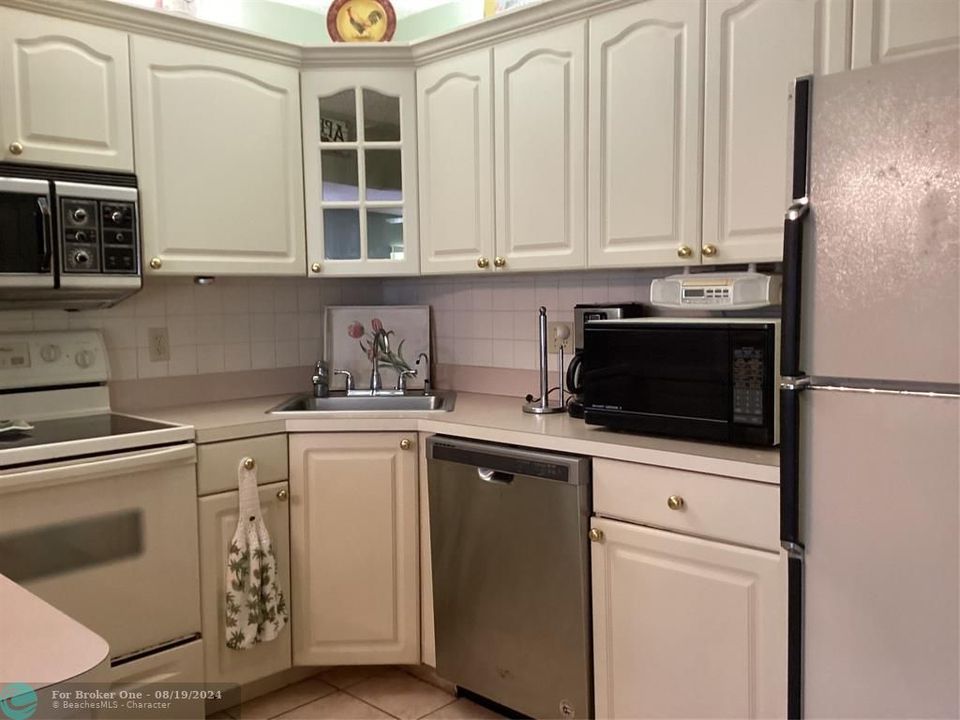 For Sale: $166,000 (2 beds, 2 baths, 929 Square Feet)