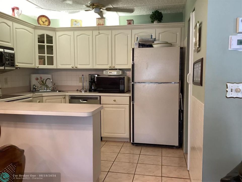 For Sale: $166,000 (2 beds, 2 baths, 929 Square Feet)