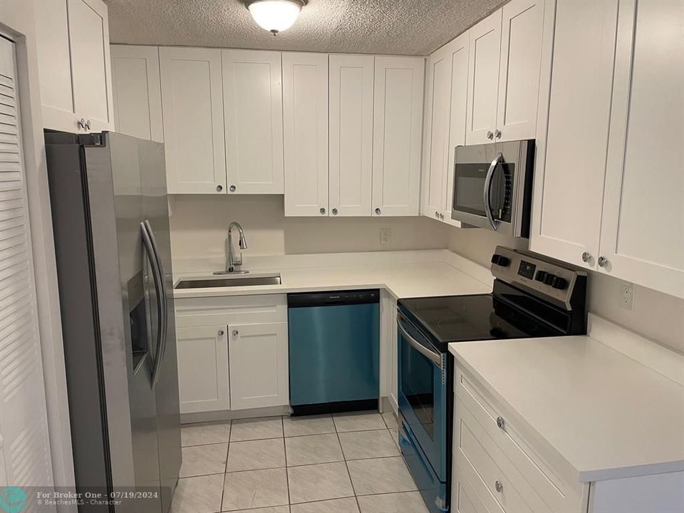 For Sale: $185,000 (1 beds, 1 baths, 720 Square Feet)