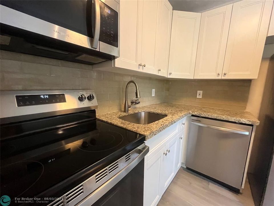 For Sale: $2,195 (2 beds, 1 baths, 11210 Square Feet)