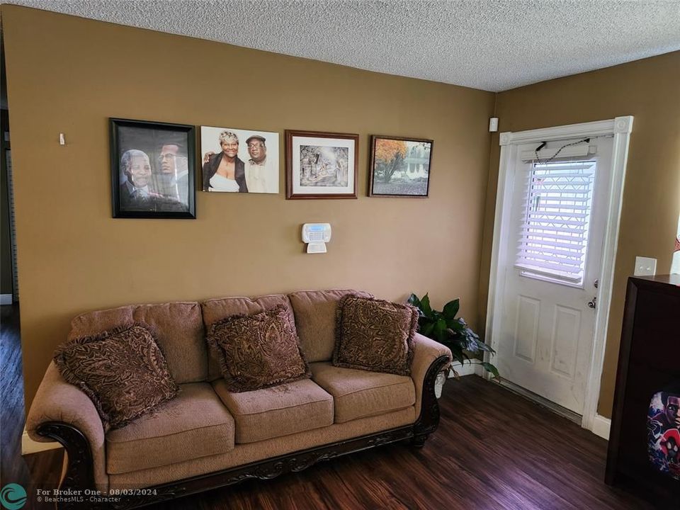 For Sale: $449,900 (3 beds, 2 baths, 1384 Square Feet)