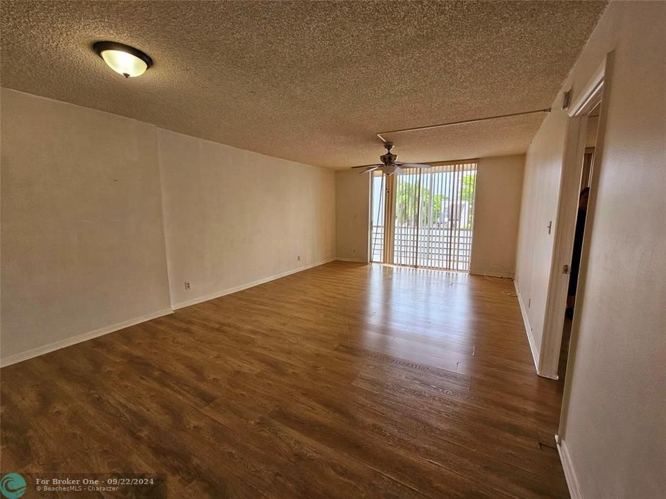 For Rent: $1,600 (1 beds, 1 baths, 940 Square Feet)