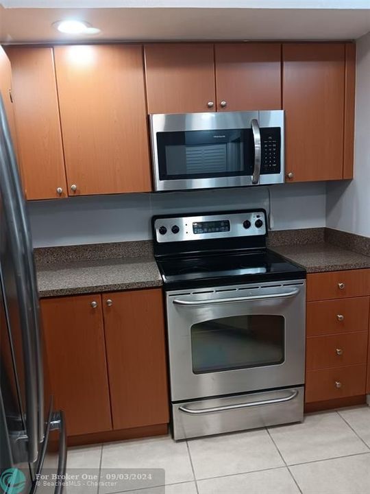 For Rent: $1,850 (1 beds, 1 baths, 712 Square Feet)