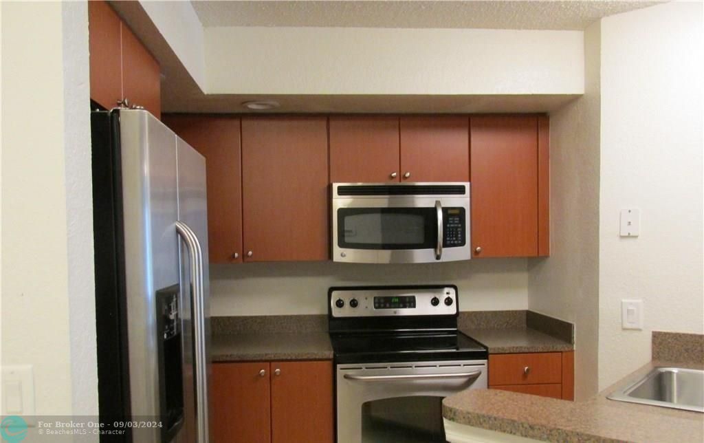 For Rent: $1,850 (1 beds, 1 baths, 712 Square Feet)