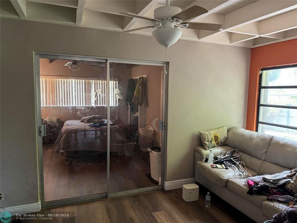 For Sale: $320,000 (3 beds, 1 baths, 1574 Square Feet)