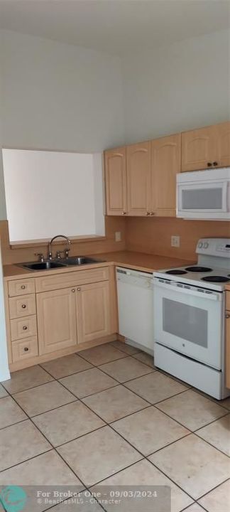 For Rent: $2,200 (2 beds, 2 baths, 970 Square Feet)