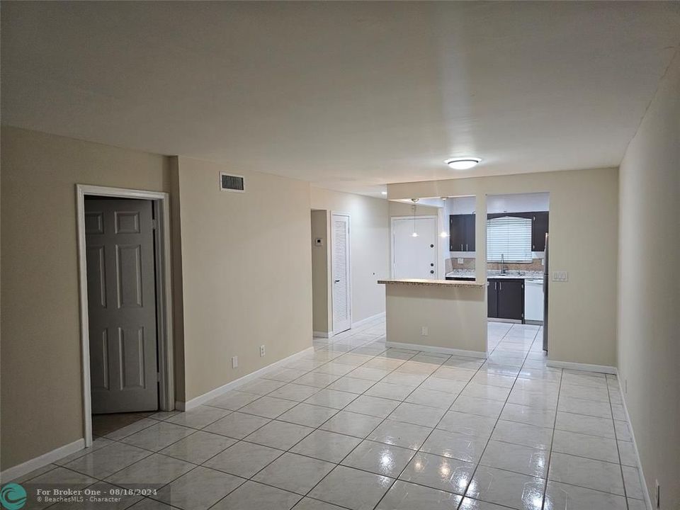 For Rent: $1,950 (2 beds, 2 baths, 958 Square Feet)