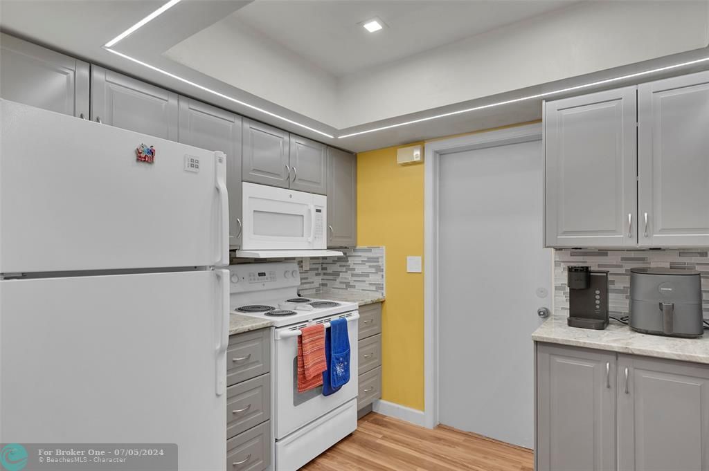 For Sale: $399,900 (2 beds, 2 baths, 1122 Square Feet)