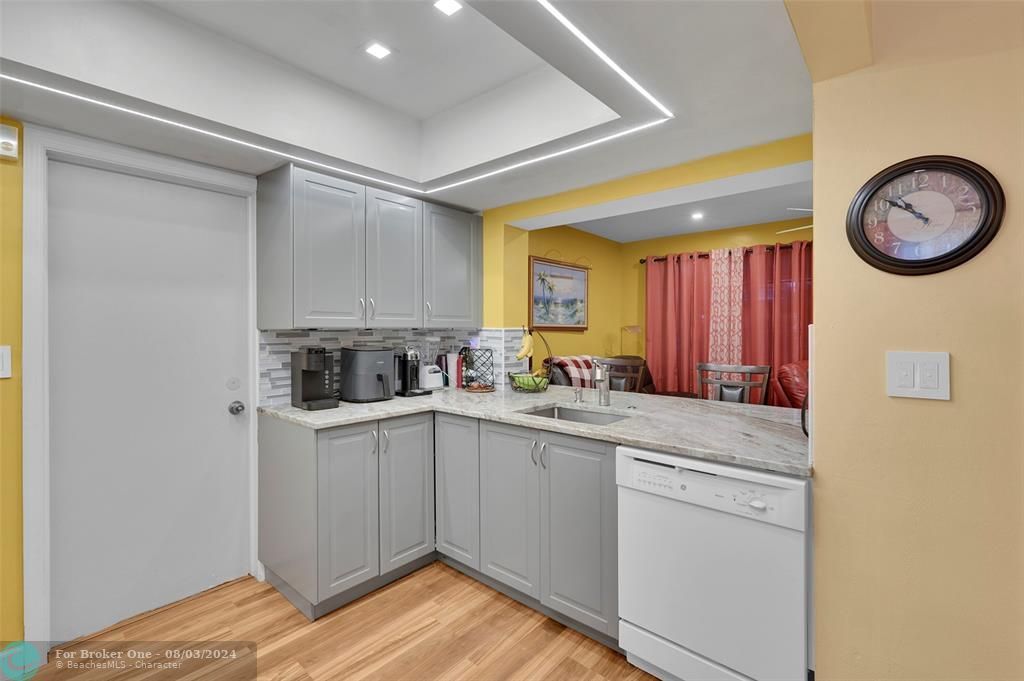 For Sale: $399,900 (2 beds, 2 baths, 1122 Square Feet)