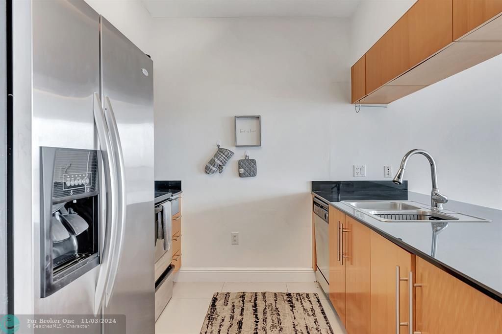 For Sale: $449,999 (1 beds, 1 baths, 821 Square Feet)