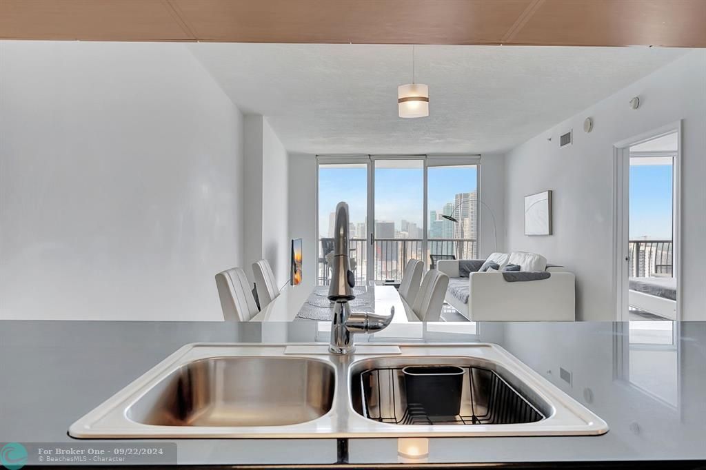 For Sale: $449,999 (1 beds, 1 baths, 821 Square Feet)