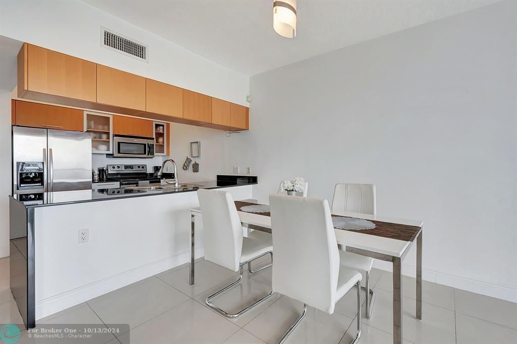 For Sale: $449,999 (1 beds, 1 baths, 821 Square Feet)